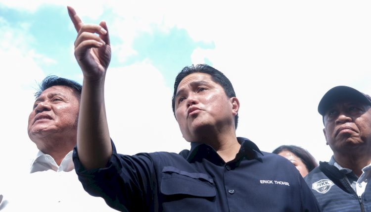 Ketua PSSI Erick Thohir didampingi Wakil Ketua PSSI Zainuddin Amali dan Gubernur Sumsel Hermand Deru meninjau Stadion Gelora Sriwijaya/Foto: Adam Rachman