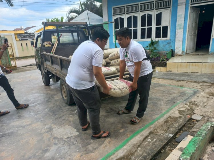 Relawan Santri Dukung Ganjar (SDG) Sumsel menyerahkan bahan bangunan untuk pembangunan Pondok Pesantren Abi Ummi. (ist/rmolsumsel.id)