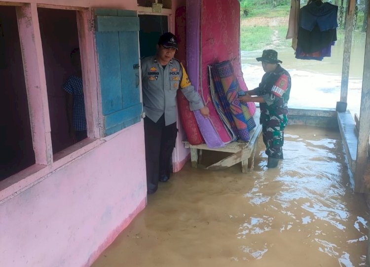 Petugas saat membantu warga mengevakuasi barang-barang agar tak terendam air/ist.