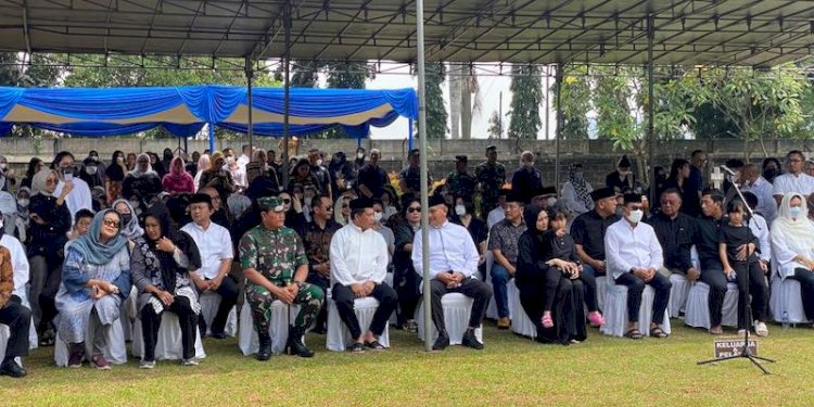 Panglima TNI Laksamana Yudo Margono duduk bersebelahan dengan Menteri Dalam Negeri Tito Karnavian di pemakaman Koesni Harningsih/RMOL