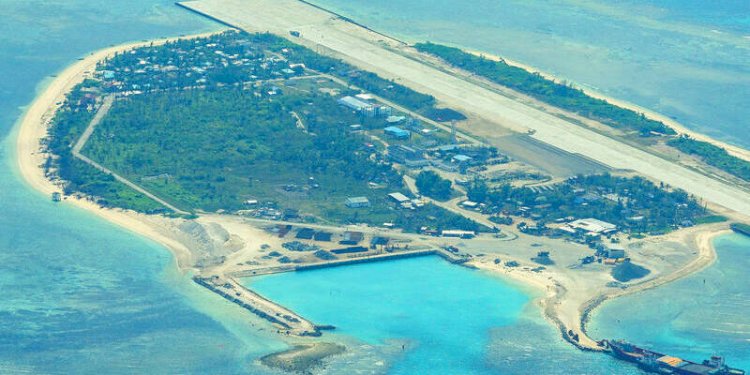 Pulau Thitu di Kepulauan Spratly dipotret dari sebuah pesawat terbang di atas Laut China Selatan pada Kamis, 9 Maret 2023/Net