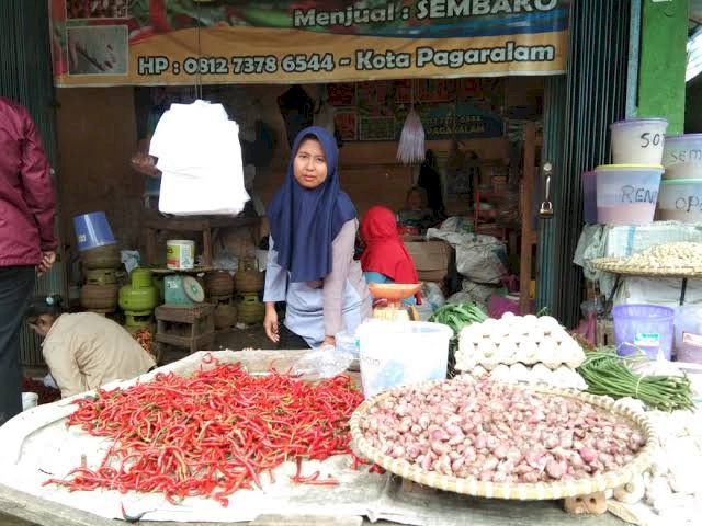 Pedagang cabai merah dan bawang di Pasar Pagaralam. (ist/rmolsumsel.id)
