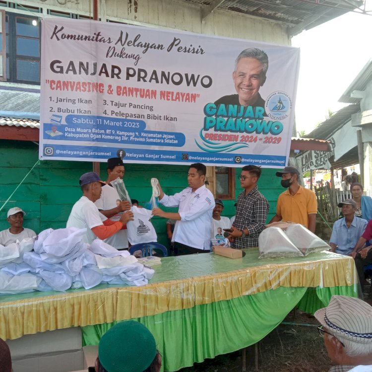 Penyerahan bantuan alat tangkap ikan kepada nelayan Desa Muara Batun. (ist/rmolsumsel.id)