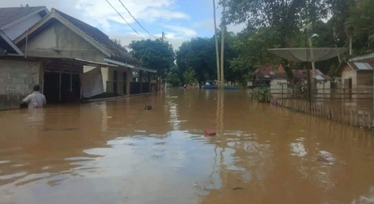 Banjir di wilayah Kecamatan Muara Kelingi menyebabkan rumah warga terendam. (foto: Istimewa)