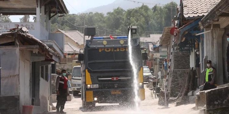 Polisi membersihkan abu vulkanik erupsi Gunung Merapi/Ist