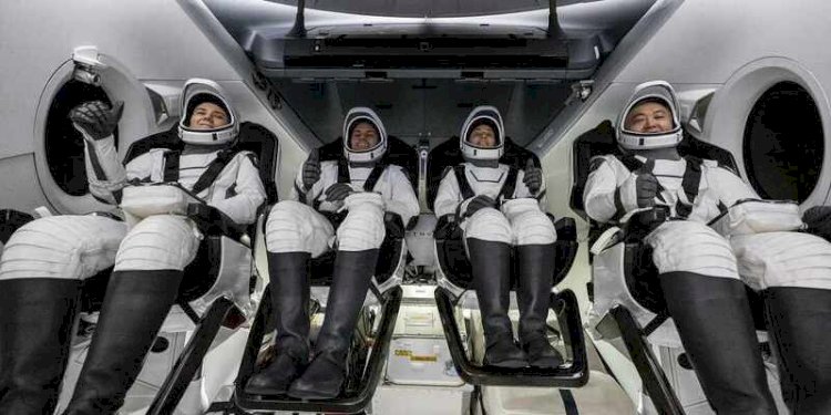 Kosmonot Roscosmos Anna Kikina, astronot NASA Josh Cassada dan Nicole Mann, dan astronot Japan Aerospace Exploration Agency (JAXA) Koichi Wakata, tak lama setelah mendarat di Teluk Meksiko pada Sabtu, 11 Maret 2023/Net