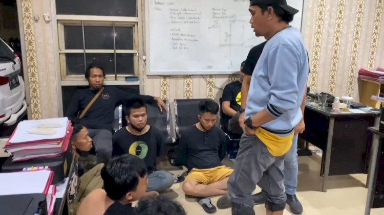 Tersangka perampasan sepeda motor di Jalan Soekarno-Hatta saat menjalani pemeriksaan di ruang Unit 4 Subdit III Jatanras Ditreskrimum Polda Sumsel . (Fauzi/RmolSumsel.id)