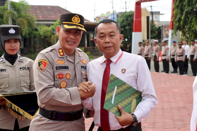 Kapolres Muba AKBP Siswa di memberikan penghargaan kepada anggota yang berprestasi/ist.