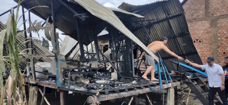 Puing puing sisa kebakaran bedeng dua pintu di Jalan Bukit Baru Kecamatan Ilir Barat I Palembang. (Fauzi/Rmolsumsel). 