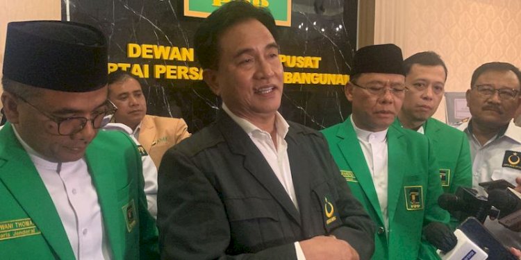 Ketum DPP PBB, Yusril Ihza Mahendra (kedua dari kiri) dan Ketum DPP PPP M. Mardiono (ketiga dari kanan)/RMOL