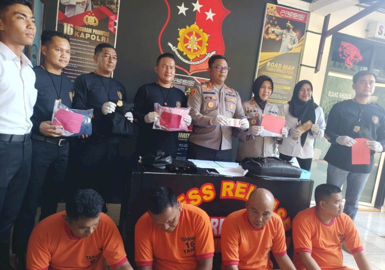 Polres Lubuklinggau menggelar pres rilis ungkap kasus penangkapan tiga oknum LSM dan seorang pelaku cabul/ist