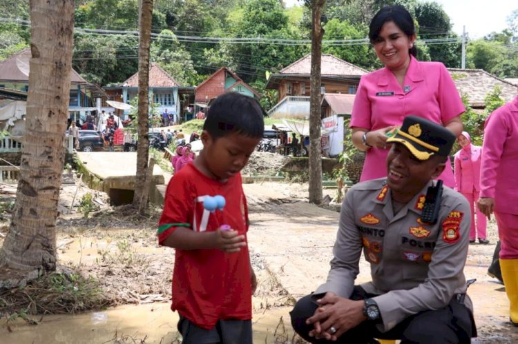 Pihak kepolisian menurunkan tim trauma healing untuk membantu korban banjir bandang di Lahat/ist.