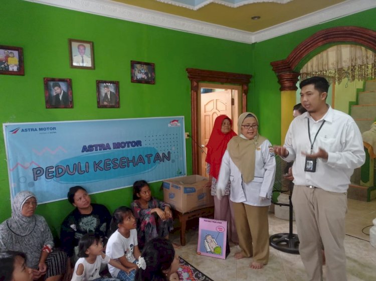 Motor Honda di provinsi Sumatera Selatan menggelar kegiatan CSR kesehatan berupa pemberian bantuan kepada posyandu yang berada di lingkungan kantor, Senin (13/3). (dok. Astra Motor)