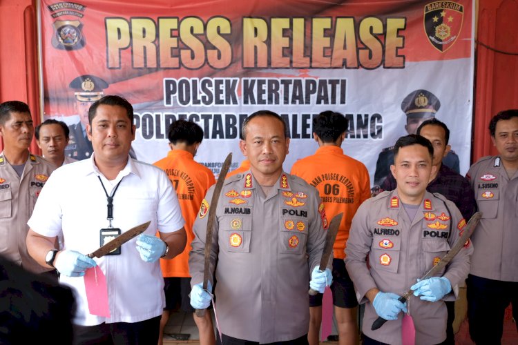Kapolrestabes Palembang, Kombes Pol Mokhamad Ngajib (tengah) ketika menunjukan barang bukti yang digunakan pelaku tawuran saat press release di Polsek Kertapati Palembang, Senin (13/3/2023). (Adamrachman/Rmolsumsel.id)