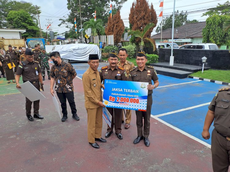 Wabup dan Kepala Kejari OKI berikan penghargaan kepada Jaksa terbaik/ist.