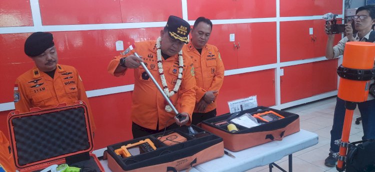 Kepala Basarnas Pusat Marsdya TNI Henri Alfiandi menunjukkan peralatan SAR canggih yang baru dibeli Basarnas. (Fauzi/RmolSumsel.id) 