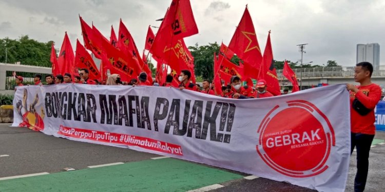 Gerakan Buruh Bersama Rakyat (Gebrak) menggelar unjuk rasa di depan gedung DPR RI, Jalan Gatot Soebroto, Senayan, Jakarta/RMOL