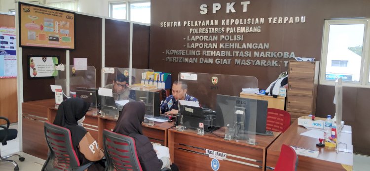 Didampingi ibu kandungnya, korban rudapaksa oleh ayah tiri melapor ke SPKT Polrestabes Palembang, Selasa (14/3/2023). (Adamrachman/Rmolsumsel.id). 