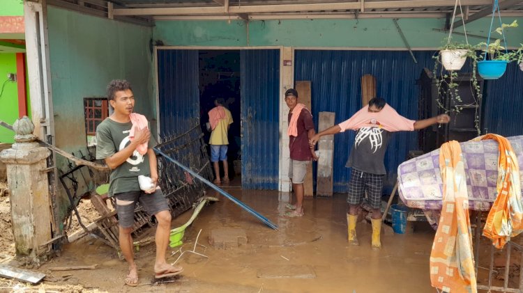 Korban bencana Lahat menerima pembagian kaos dari  relawan Mak Ganjar Sumsel. (ist/rmolsumsel.id)