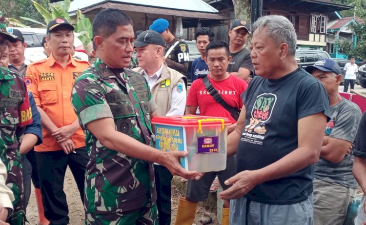 Danrem 044/Gapo Brigjen TNI M Naudi Nurdika mengunjungi lokasi banjir bandang di Kabupaten Lahat untuk menyerahkan bantuan/ist.