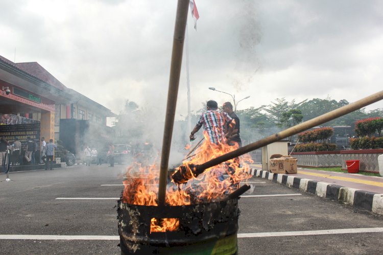 Anggota Polrestabes Palembang musnahkan barang bukti sabu-sabu dan ganja kering di halaman Mapolrestabes Palembang, Rabu (15/3/2023). (Adamrachman/Rmolsumsel.id). 