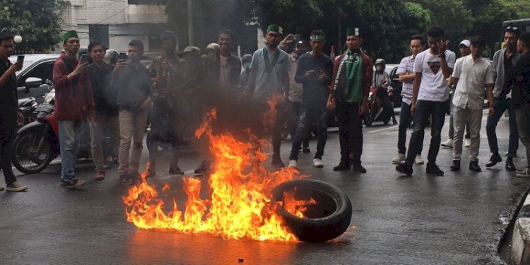  Aksi bakar ban yang dilakukan Badko HMI Jabodetabeka-Banten sebagai bentuk protes keikutsertaan Israel di Piala Dunia U-20 Indonesia/RMOL