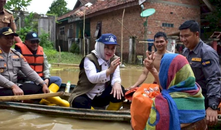 Bupati Kabupaten Musi Rawas, Hj Ratna Machmud menyerahkan bantuam kepada warga yang terdampak banjir/ist.