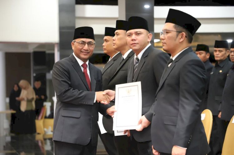 Pj Bupati Muba Apriyadi menyerahkan SK kepada Kepala Dinas Perkebunan Akhmad Toyibir usai dilantik dan diambil sumpah jabatan/ist.