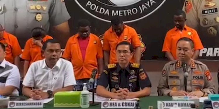 Polda Metro Jaya bersama Bea Cukai Bandara Soekarno-Hatta saat menyampaikan keterangan pers penyelundupan 64 pil berisi sabu dengan tersangka WN asal Nigeria di Mapolda Metro Jaya/Ist