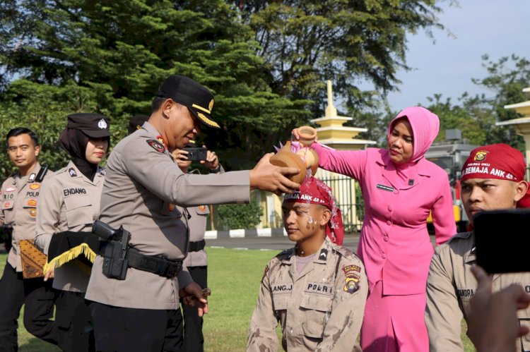 AKBP Arif Harsono saat memimpin upacara penutupan tradisi pembaretan kepada 15 Bintara Remaja/ist