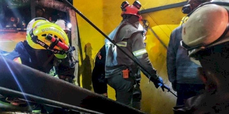 Tim penyelamat di tambang batu bara Kolombia, saat kedakan terjadi pada Selasa malam, 14 Maret 2023/Net