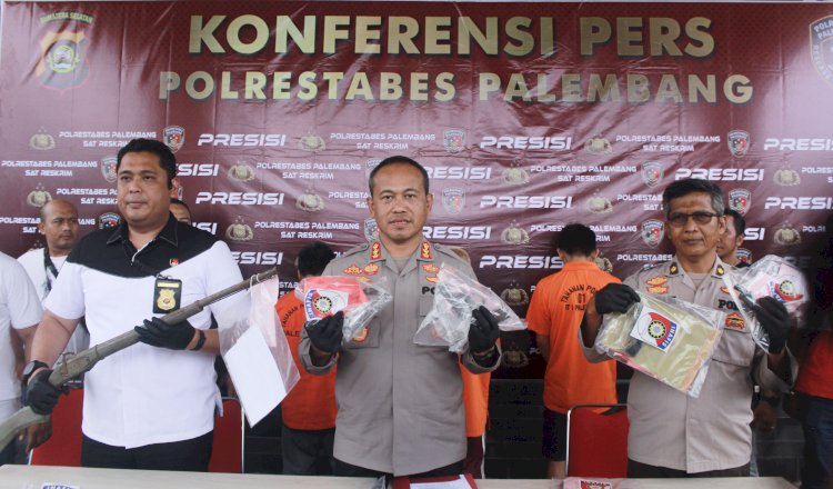 Kapolrestabes Palembang, Kombes Pol Mokhamad Ngajib (tengah) saat menunjukan barang bukti senjata api hasil sitaan selama operasi senpi musi 2023. (Adamrachman/Rmolsumsel.id)