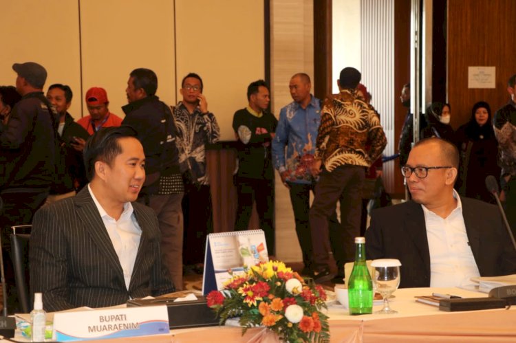 Plt Bupati Muara Enim, Ahmad Usmarwi Kaffah (kiri) saat menghadiri RUPS Bank Sumsel Babel. (ist/rmolsumsel.id)