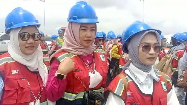 Istri karyawan PT SBS yang mengikuti sosialisasi penerapan K3 . (ist/rmolsumsel.id)  
