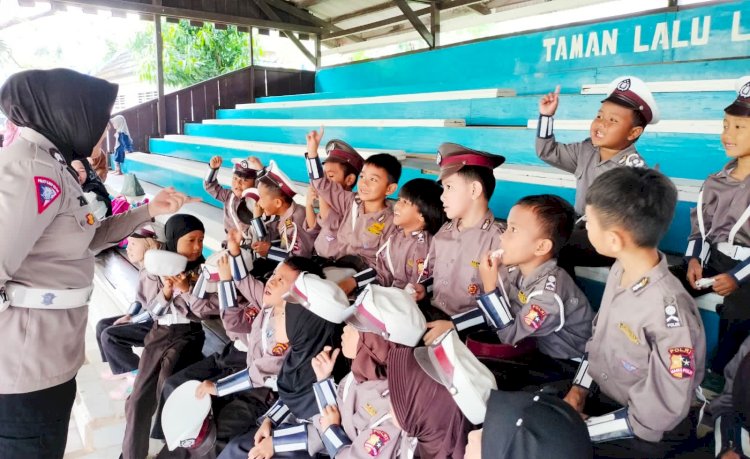 Anggota Subdit Kamsel Ditlantas Polda Sumsel memberikan pemahaman Kamseltibcar Lantas kepada anak usia dini/ist