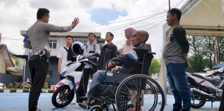 Sejumlah penyandang disabilitas mengikuti ujian praktik di Mapolrestabes Palembang, Jumat (17/3/2023). (Adamrachman/Rmolsumsel.id). 