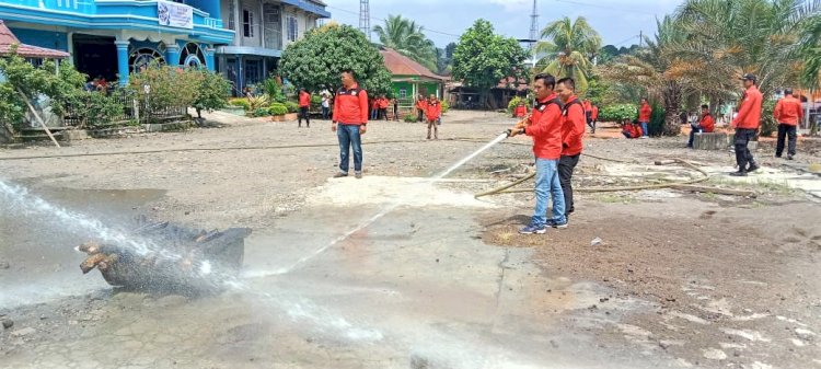 Staf dan karyawan Regu Tanggap Darurat PT GSB saat mengikuti pelatihan pengendalian Karhutla/ist