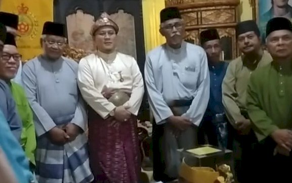 Sebanyak 37 orang datuk-datuk dari Negeri Sembilan  Malaysia  melakukan silaturahmi ke di Istana Adat Kesultanan Palembang Darussalam Palembang/ist