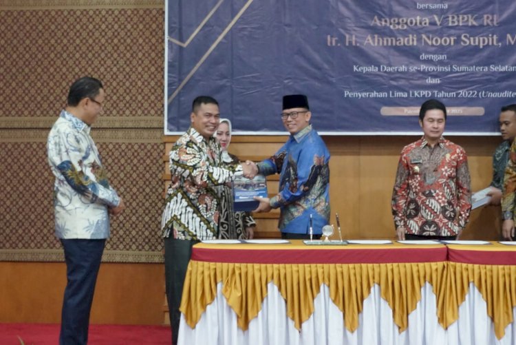 Pj Bupati OKU Teddy Meilwansyah ketika menerima LKPD Tahun 2022/ist