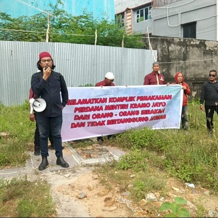 Anggota AMPCB Palembang melakukan ziara dan sekaligus notasi terkait pengerusakan Komplek Pemakaman Pangeran Kramajaya. (Dudy Oskandar/Rmolsumsel). 