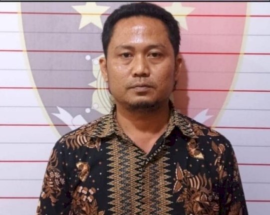 Pelaku saat diamankan pihak kepolisian. (Ist/Rmolsumsel.id). 
