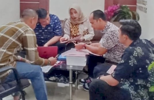 Pelimpahan berkas dua tersangka dugaan korupsi ganti rugi lahan Tol  Kayuagung-Pematang Panggang ke Pengadilan Negeri (PN) Palembang, Jumat (17/3). (ist/RmolSumsel.id)