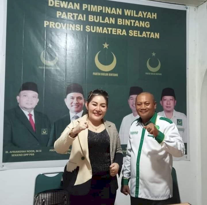Ketua DPW Partai Parsindo, Sumatera Selatan (Sumsel), Fitrianti SH beserta membawa anak ranting di 17 kabupaten/kota yang dibawahinya bergabung ke Partai Bulan Bintang, Jumat (17/4).(Ist/rmolsumsel.id)