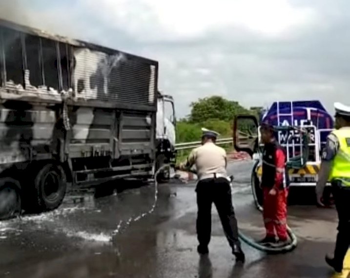 Truk Ekpidisi terbakar di ruas tol Kayuagung-Palembang/ist