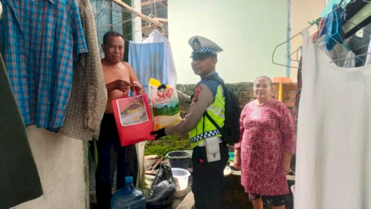 Pemberian sembako kepada warga kurang mampu/ist.