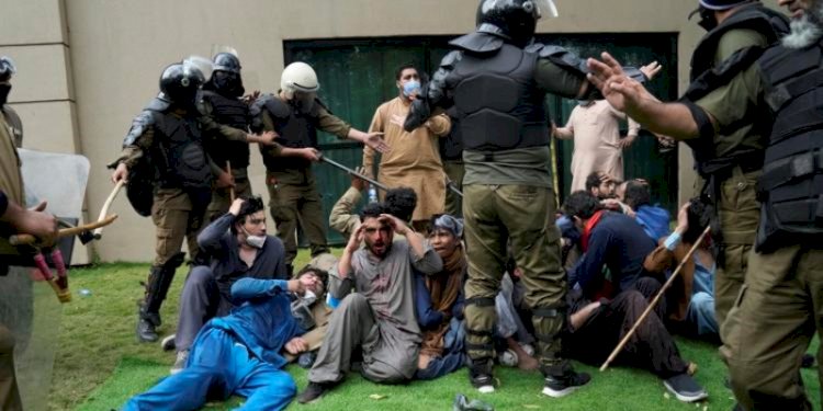 Polisi Pakistan menangkap puluhan pendukung mantan Perdana Menteri Imran Khan ketika menggelar operasi di kediamannya pada Sabtu, 18 Maret 2023/Net