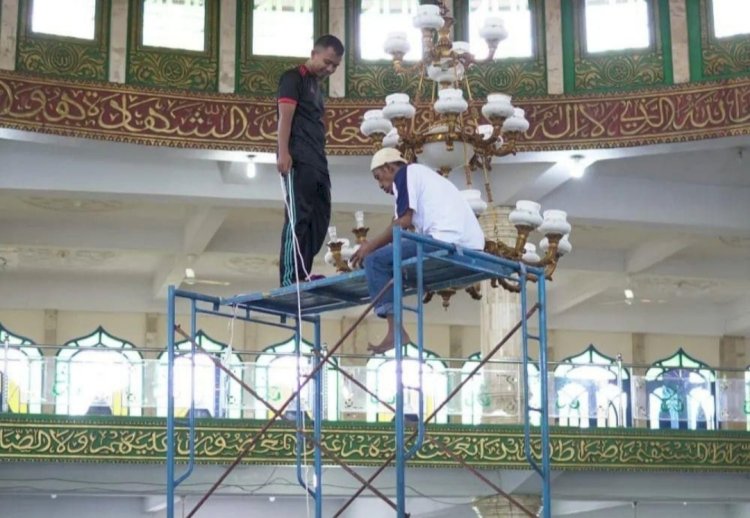 Pengurus Masjid Agung As Salam melaksanakan kegiatan bersih-bersih sambut bulan puasa.(foto Istimewa)