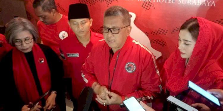 Sekjen PDIP Hasto Kristiyanto usai melantik pengurus Taruna Merah Putih Jawa Timur di Surabaya/Ist