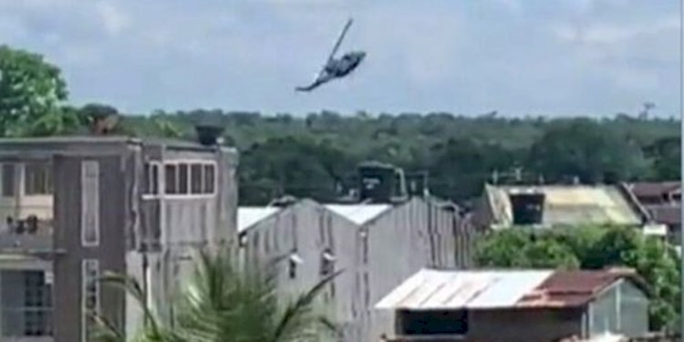 Rekaman menunjukkan helikopter militer Kolombia lepas kendali dan jatuh dari langit di atas daerah perkotaan/Net