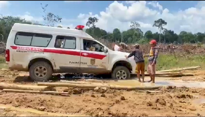 Terlihat mobil ambulance Puskesmas Pauh Kelumpuran saat hendak memberikan pelayanan kesehatan terperosok dalam lumpur. (ist/RmolSumsel.id)